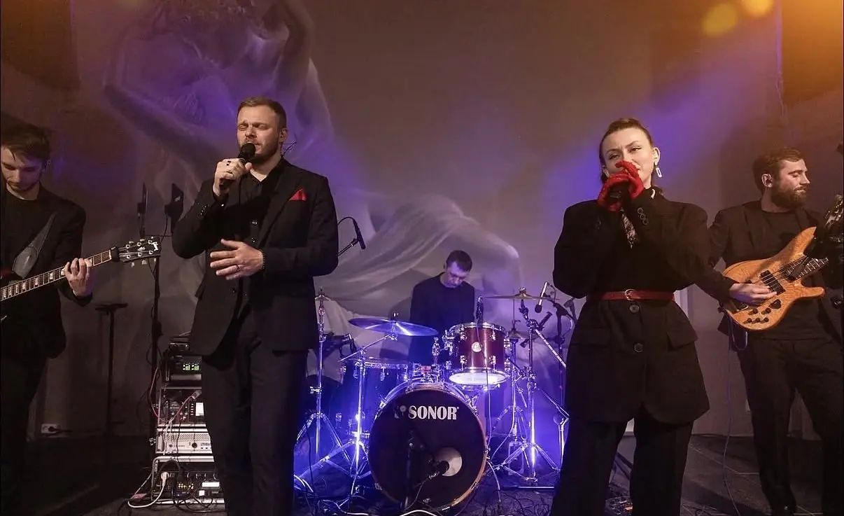Кавер-группа выступает на сцене HALL 17.04